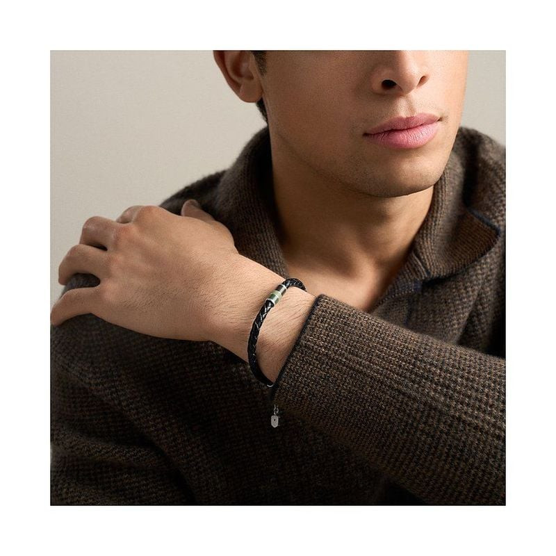Homme portant le bracelet Fossil Everett en cuir noir avec un centre en émail vert au poignet