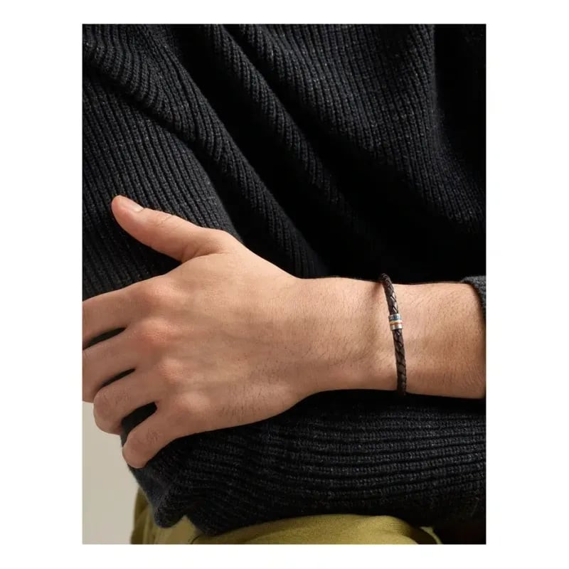 Bracelet tressé FOSSIL Everett en cuir marron et acier argenté porté au poignet dans un style décont