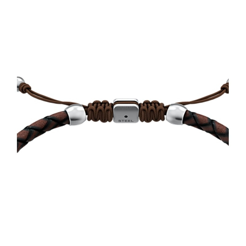 Détail du bracelet tressé FOSSIL Everett en cuir marron et acier argenté, montrant les finitions.