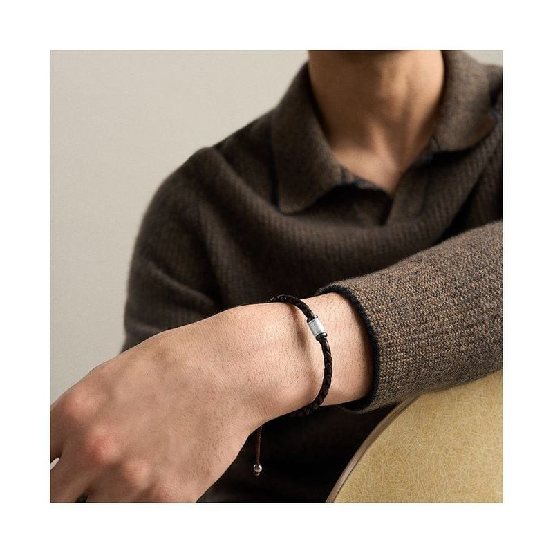Bracelet Fossil Machine cuir marron bicolore coulissant porté au poignet, style industriel élégant