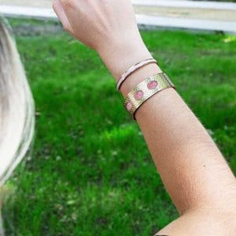 Bracelet manchette Louise's Garden Serpent acier doré rose porté au poignet, style élégant et lumine