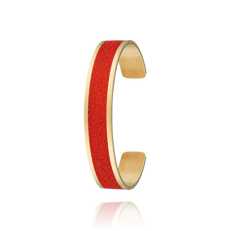 Bracelet jonc ouvert à strass rouges et finition en acier inoxydable doré, vue de côté inclinée sur 