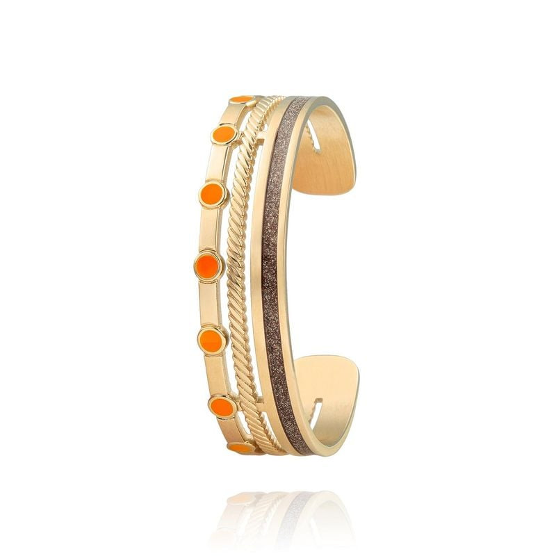 Bracelet manchette multirangs doré avec points d'émail orange et bandes texturées sur fond blanc ave