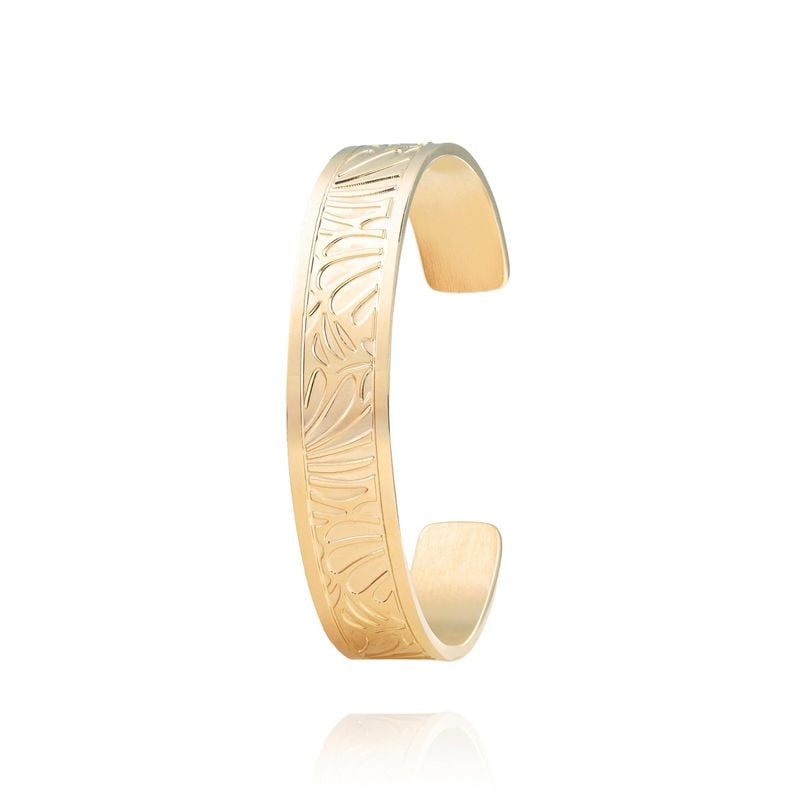 Bracelet jonc ouvert en acier inoxydable doré avec motif marguerite gravé, packshot sur fond blanc