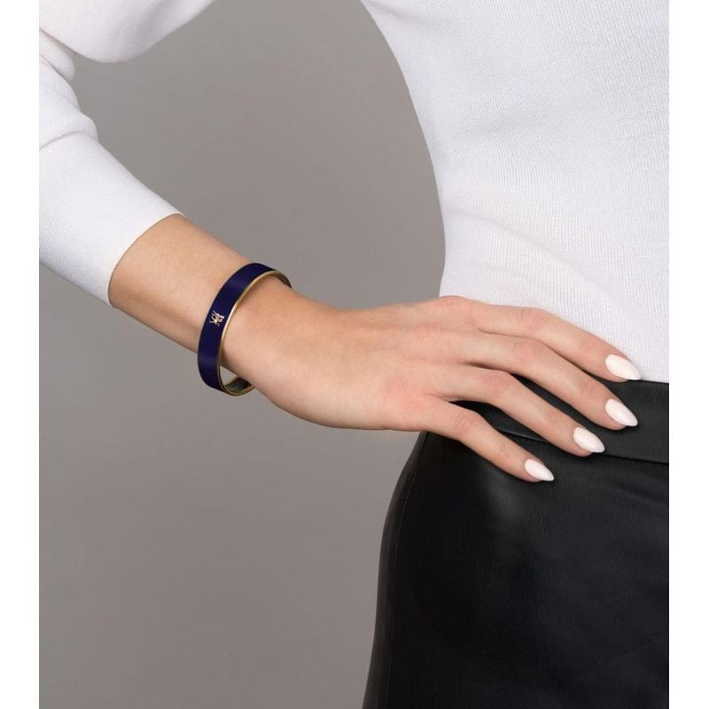 Femme portant un jonc FREY WILLE Miss Monochrome en émail bleu marine et plaqué or 24 carats au poig