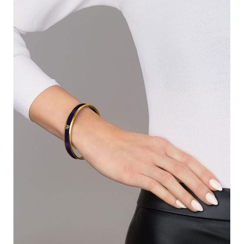 Femme portant le bracelet jonc FREY WILLE MMY Monochrome Mademoiselle bleu marine et doré avec un pu