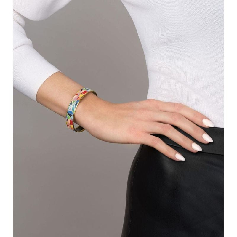 Femme portant un jonc FREYWILLE Joy en émail mosaïque coloré au poignet, avec maille blanche et jupe