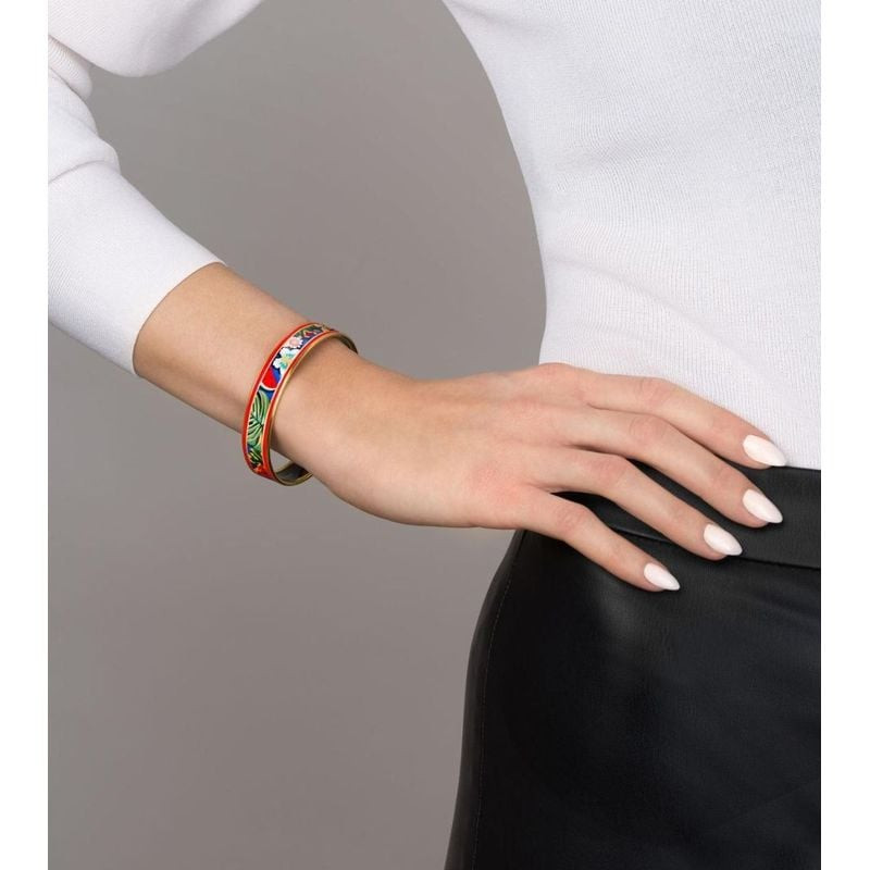 Mannequin portant le bracelet jonc FREY WILLE Viva la Vida au poignet, avec un haut en maille blanc 