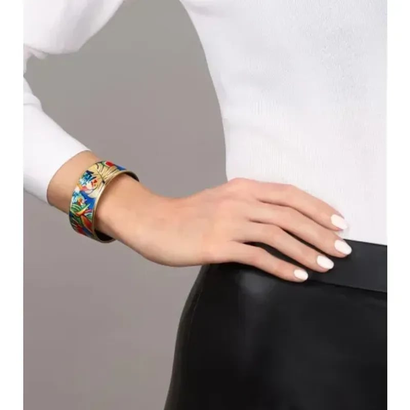 Mannequin portant le bracelet Cerclé Donna FREYWILLE au poignet, avec un haut blanc et une jupe en c