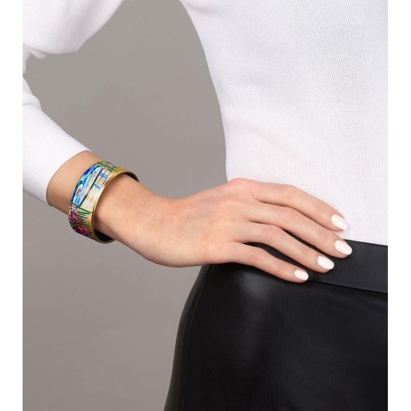 Femme portant le bracelet jonc FREY WILLE Donna en émail inspiré de Monet au poignet