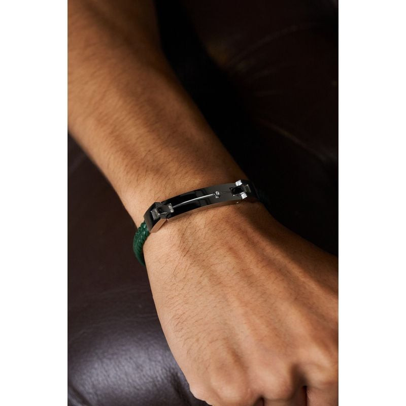 Poignet d'homme portant le bracelet PHEBUS en cuir tressé vert et plaque acier diamant, gros plan li