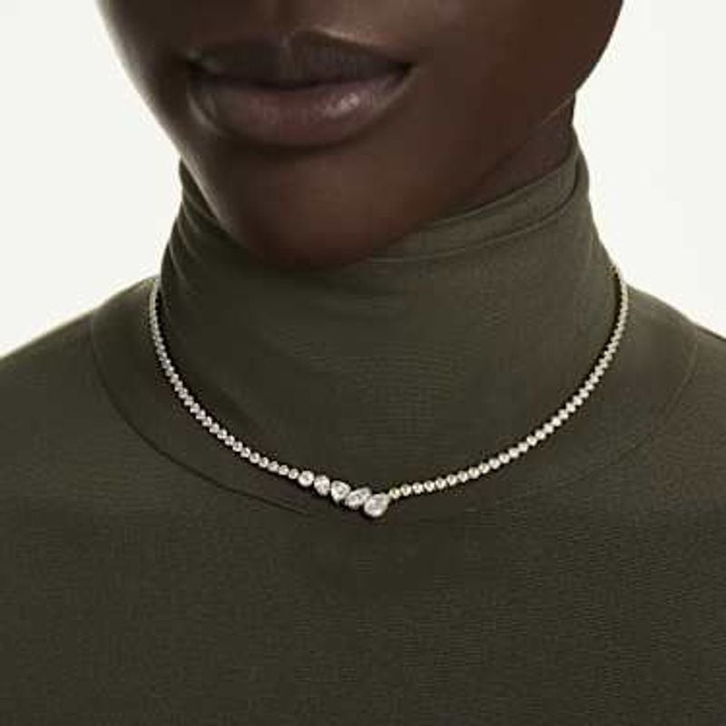 Collier Swarovski Mesmera Forme V Zircone Cubique Blanc Finition Plaquée Or porté, look élégant et l