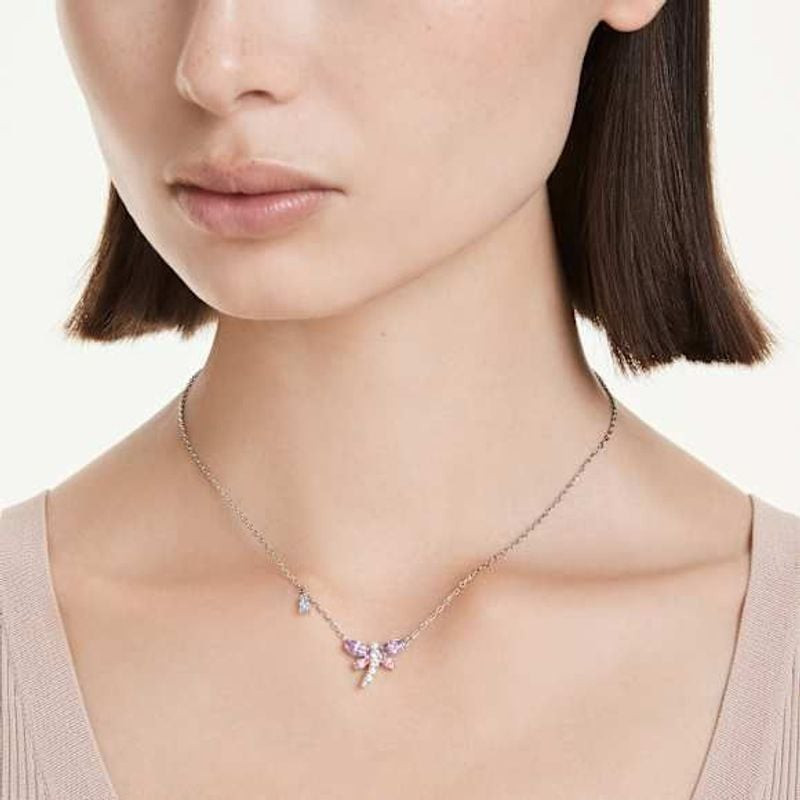 Collier Swarovski Ariana Grande Motif Libellule Plaqué Rhodium Rose et Violet porté au quotidien