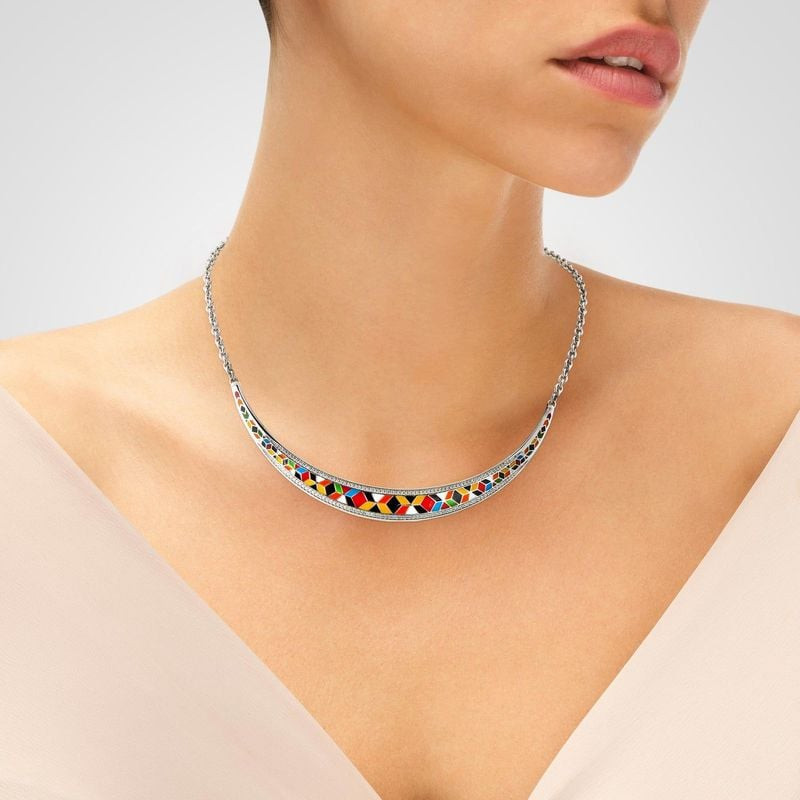 Modèle portant le collier torque Siena Una Storia en argent rhodié avec incrustation de mosaïque géo