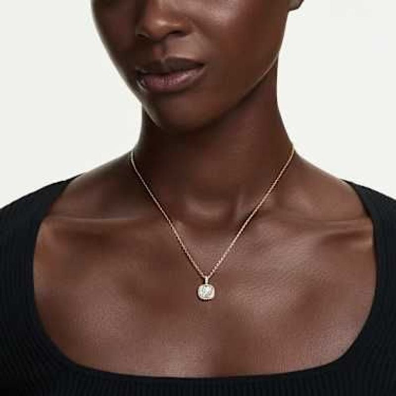 Collier Swarovski Una Coussin Cristal Blanc Doré porté au quotidien, éclat doré et pendentif en cris