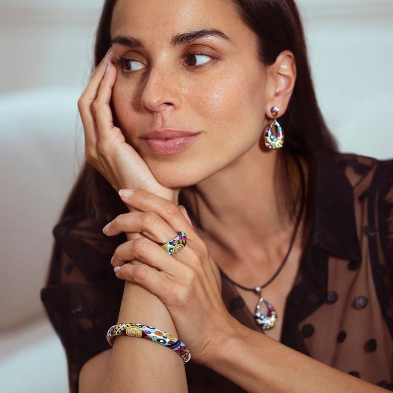 Femme portant le pendentif Marina d'UNA STORIA avec boucles d'oreilles, bague et bracelet laqués ass