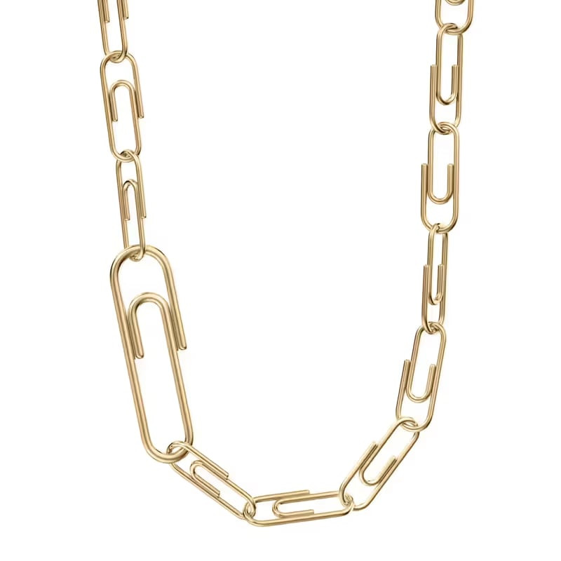Collier chaîne Fossil doré, maillons incurvés vers le bas en gros plan produit