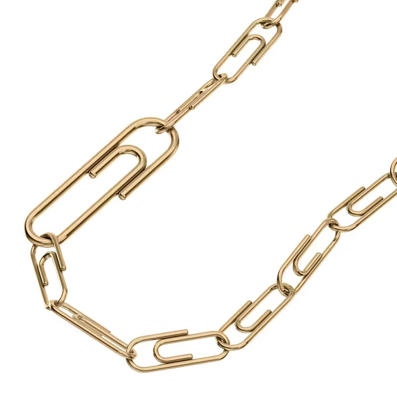 Gros plan des maillons du collier Fossil Paperclip montrant le maillon ovale surdimensionné et la fi