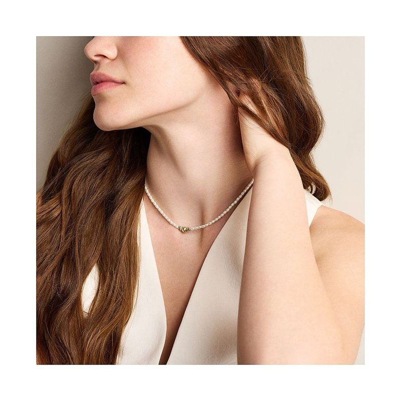 Collier Fossil Harlow Perles Blanc Acier Bicolore porté par un mannequin