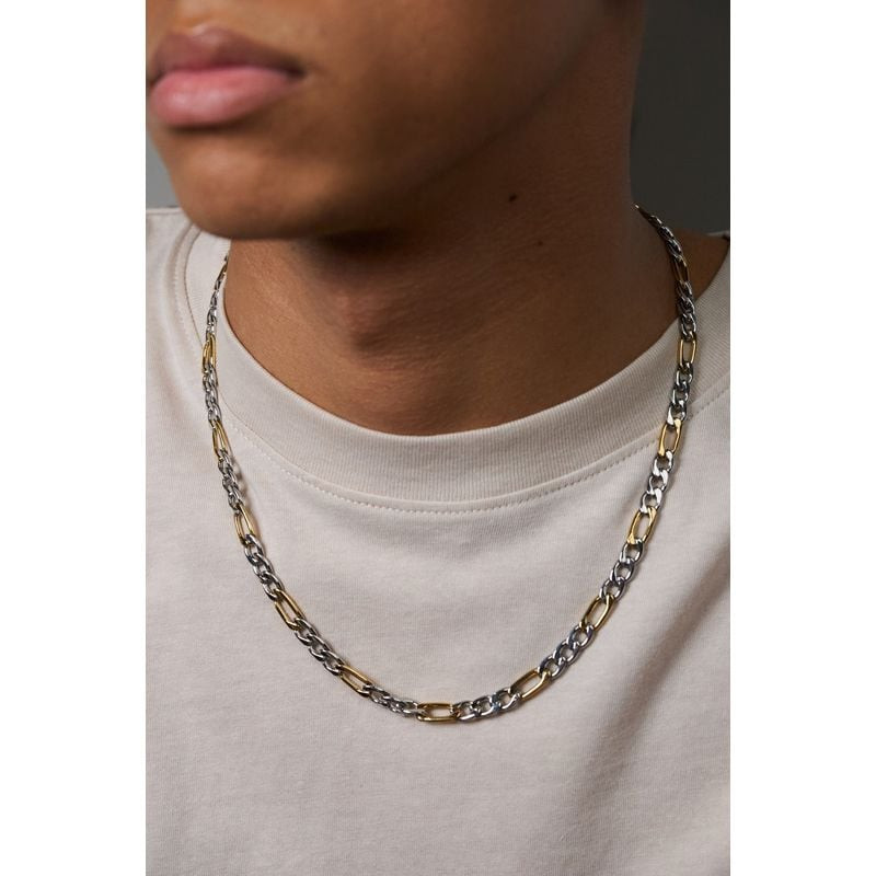 Mannequin portant le collier PHEBUS Elio Figaro en acier 316L, bicolore argent et or, avec un t-shir