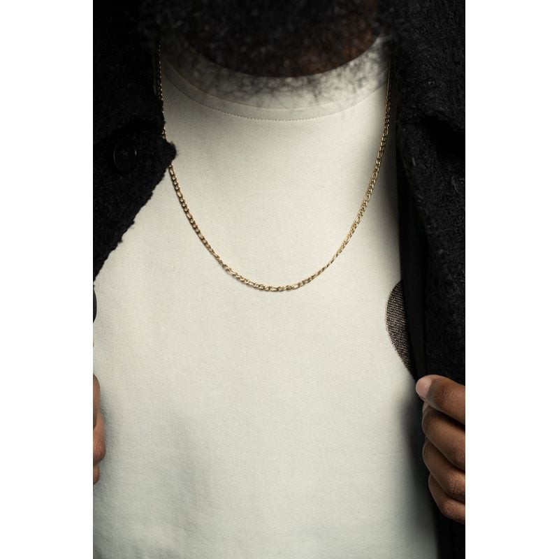 Mannequin portant le collier chaîne PHEBUS 56 cm en acier inoxydable à finition IP dorée avec t-shir