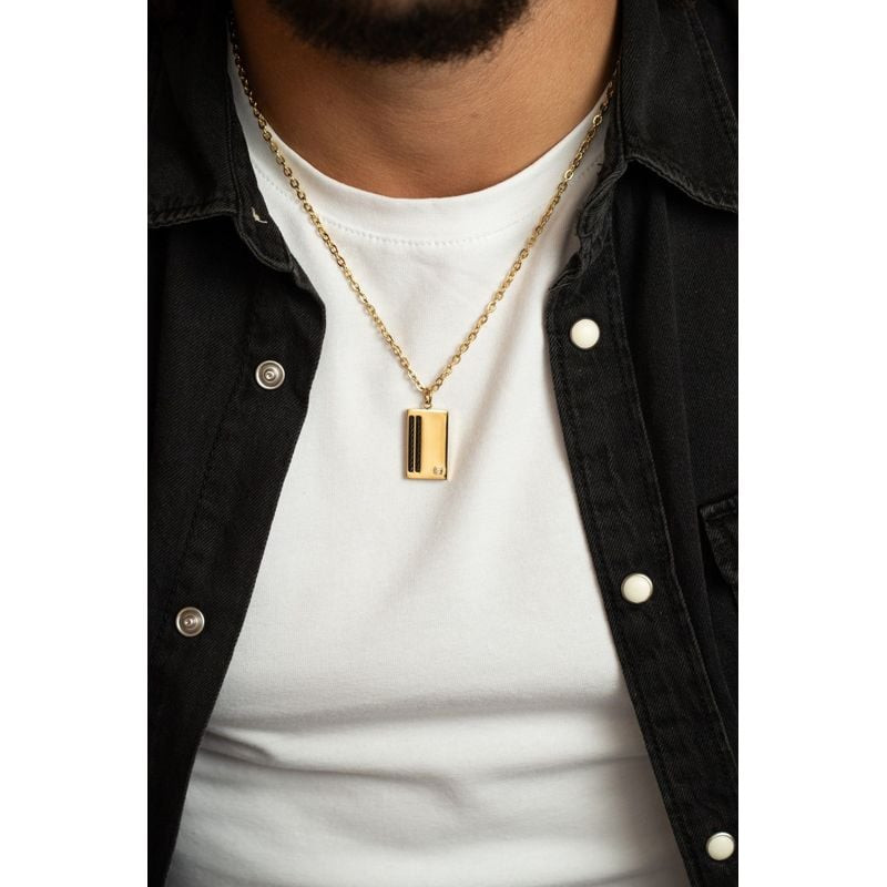 Homme portant le collier PHEBUS Diamant avec pendentif câble noir et diamant sur un t-shirt blanc et