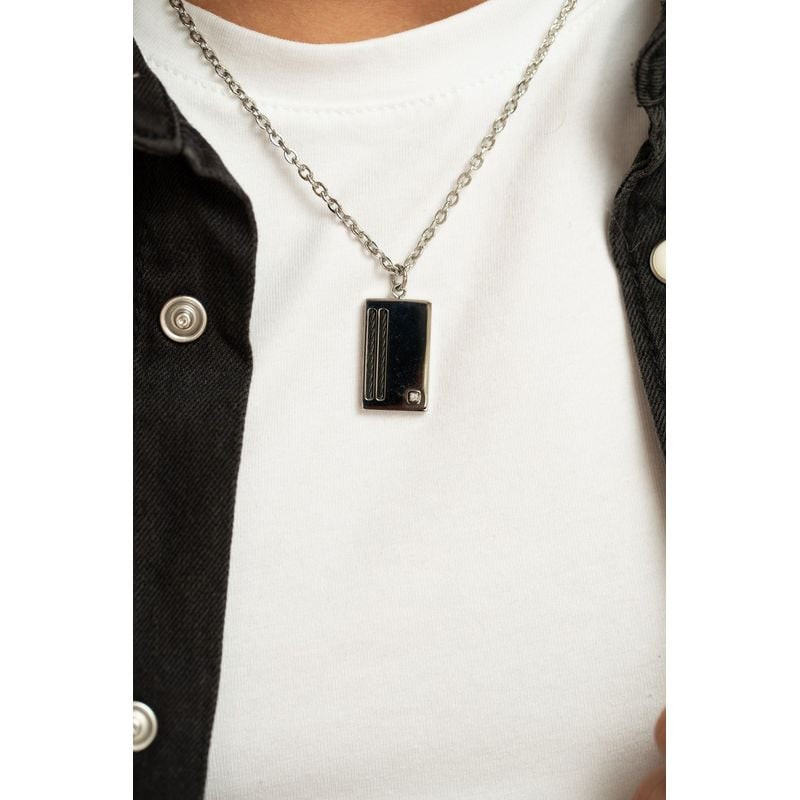 Homme portant le collier Phebus Damien en acier avec pendentif câble noir et diamant sur un t-shirt 