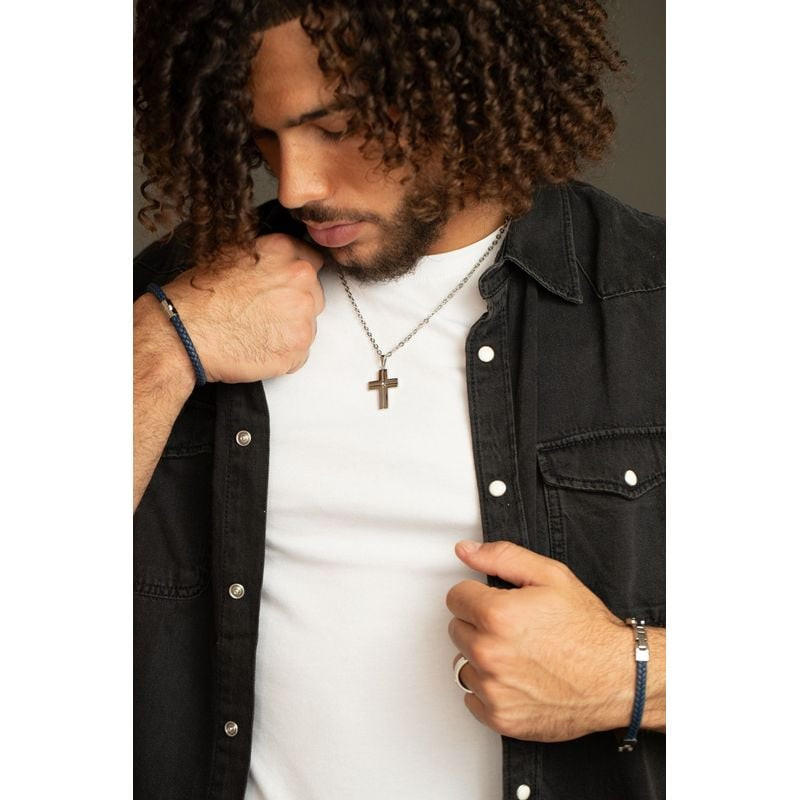Homme portant le Collier Phebus 1 Diamant Acier Argenté au quotidien, un bijou discret et raffiné.