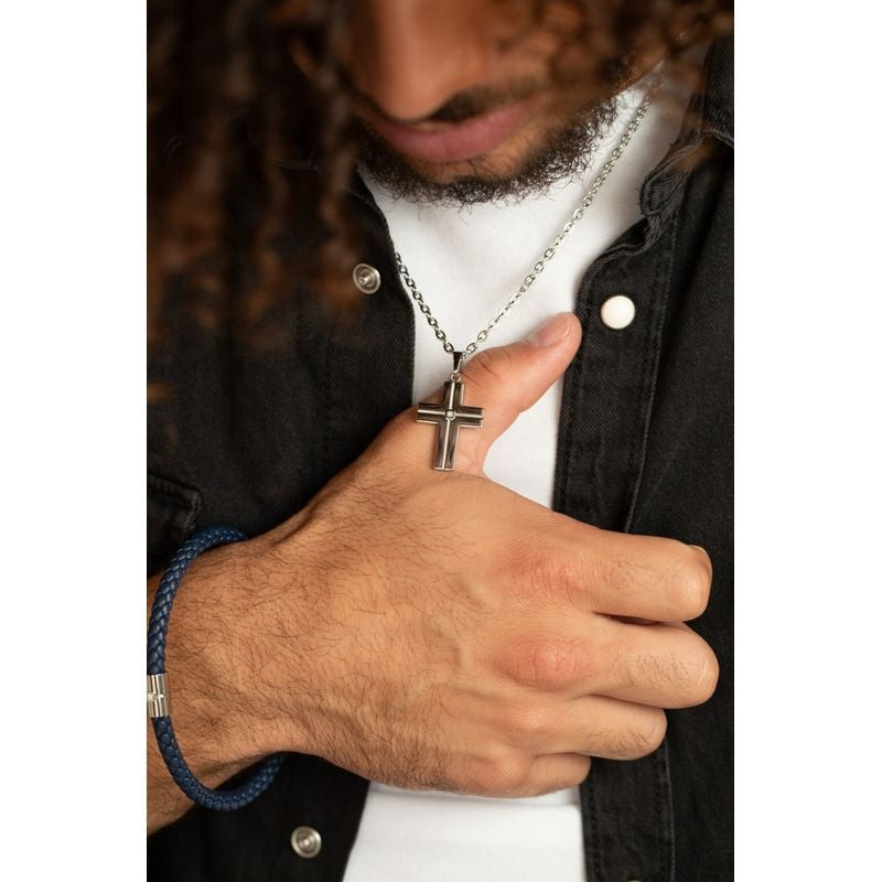 Homme élégant portant le Collier Phebus 1 Diamant Acier Argenté, allure décontractée et raffinée.