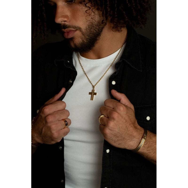 Homme portant le collier croix Phebus en acier inoxydable doré avec un diamant de 0,015 carat sur un