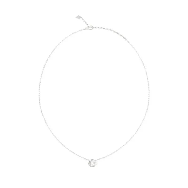 Collier Guess Aurora à plat, montrant toute la chaîne en acier rhodié, le pendentif lune en cristal 