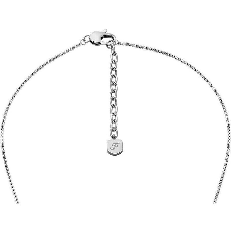 Détail du collier Fossil Knox en acier argenté avec pendentif rectangulaire dog tag et texture molet