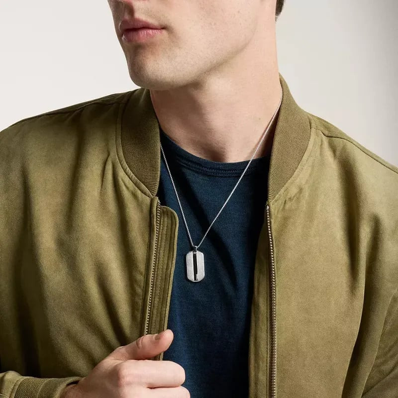Collier Fossil Knox Pendentif Plaque Acier Argenté porté en look urbain, texture moletée et dog tag 