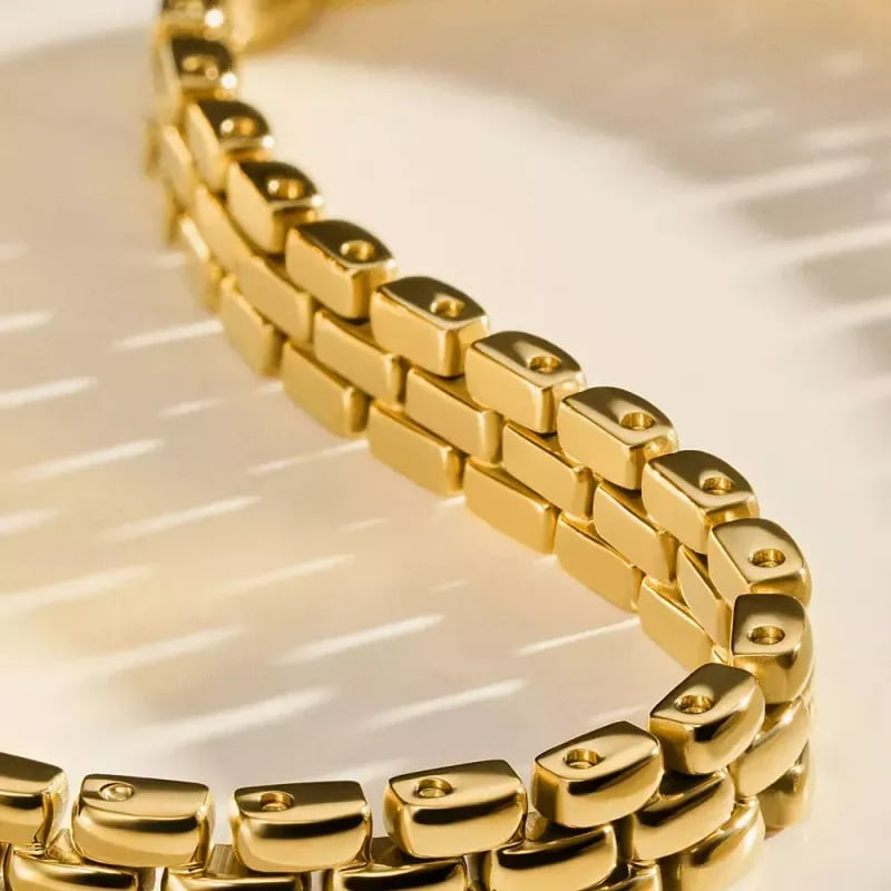 Collier Fossil Arden Maillons Entrecroisés Acier Doré sur fond neutre, design entrelacé et finition 