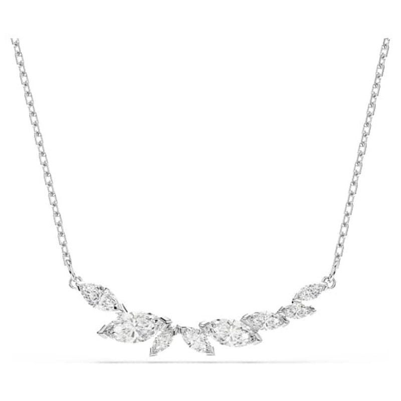 Packshot du Collier Pendentif Swarovski Mesmera Cristal Blanc Argenté, bijou argenté scintillant.