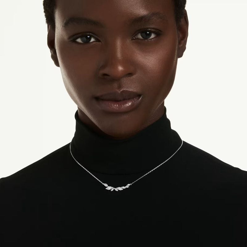 Collier Pendentif Swarovski Mesmera Cristal Blanc Argenté porté, allure scintillante au quotidien