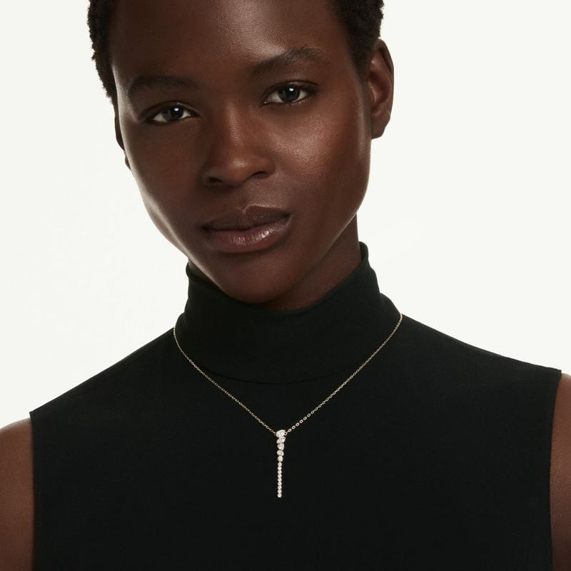 Collier Swarovski Mesmera Y Cristaux Blancs Doré porté sur un décolleté, éclat doré et cristaux étin