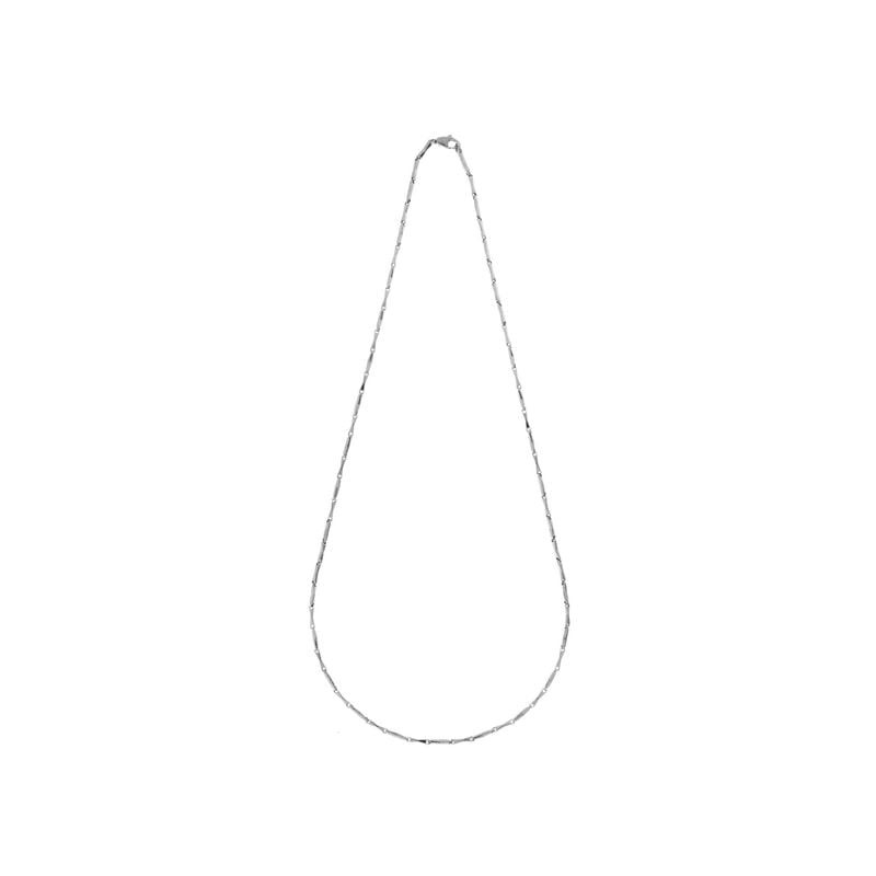 Collier Chimento Bamboo Classic en or blanc 18 carats, 43 cm, posé à plat sur fond blanc