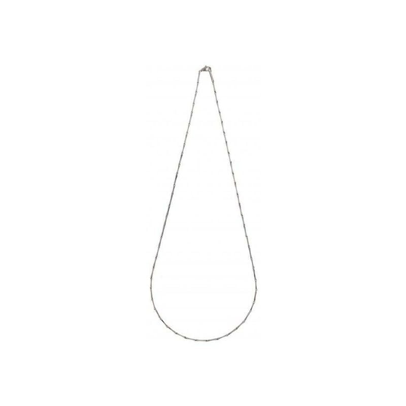 Collier Chimento Bamboo Classic 43 cm en or blanc, chaîne délicate enroulée sur fond blanc uni