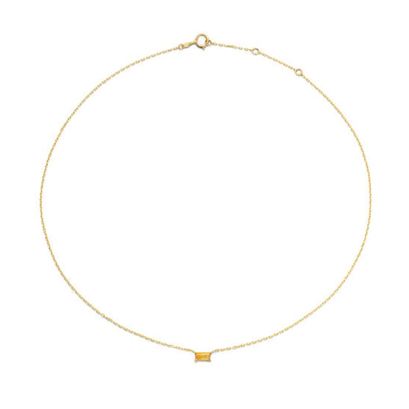Vue complète du collier Jackie Gold Medina en or 14 carats posé en cercle, avec chaîne fine et fermo