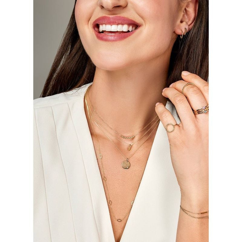 Collier Jackie 585 Milliemes Mini Billes Doré en or jaune 14 carats porté au quotidien