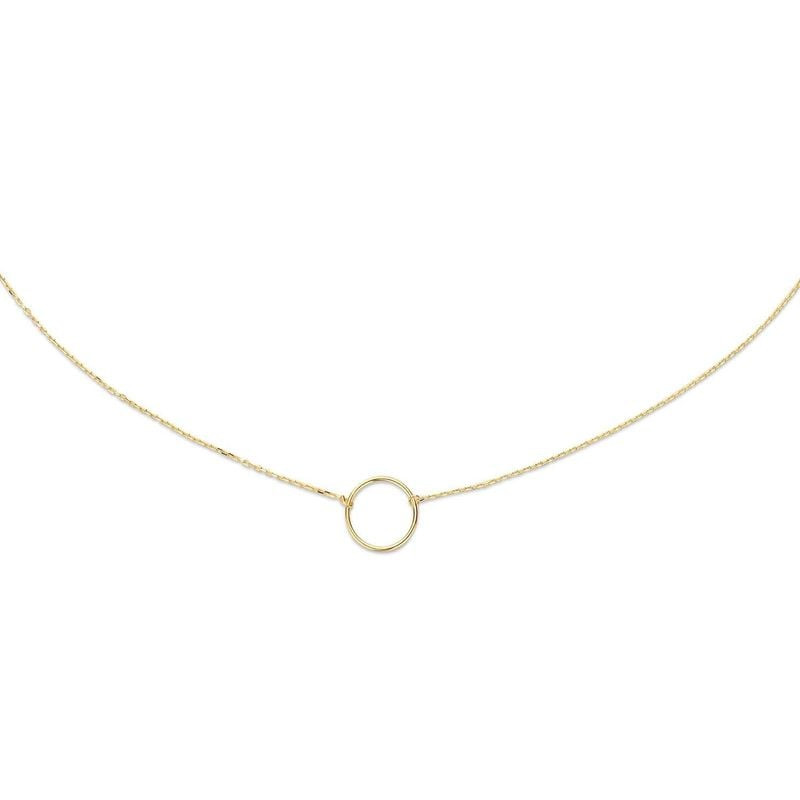 Gros plan du pendentif circulaire poli en or jaune 14 carats sur la chaîne fine Jackie Gold Silhouet