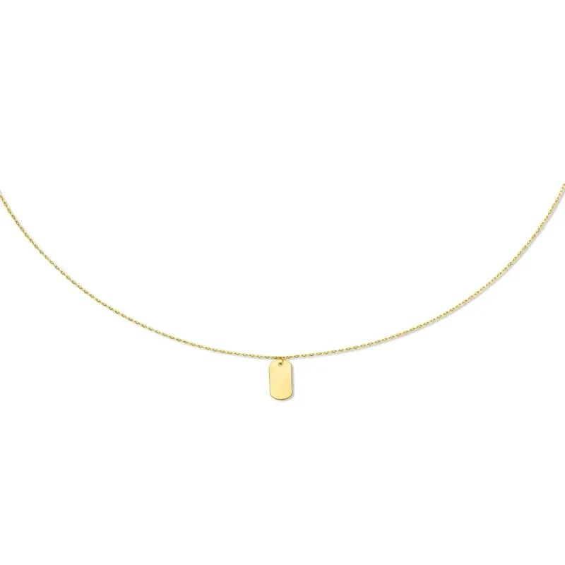 Gros plan sur le petit pendentif oblong en or poli suspendu à la fine chaîne en or jaune 14 carats d