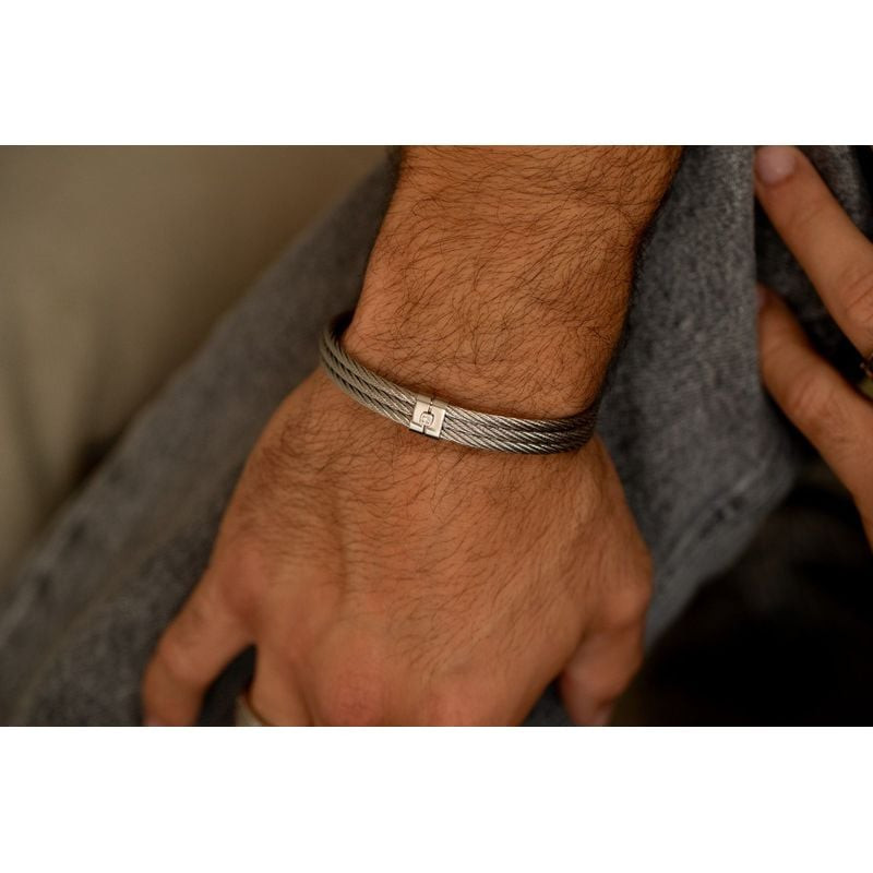 Homme élégant portant le Bracelet manchette PHEBUS Jacques diamant argenté acier, style moderne et r