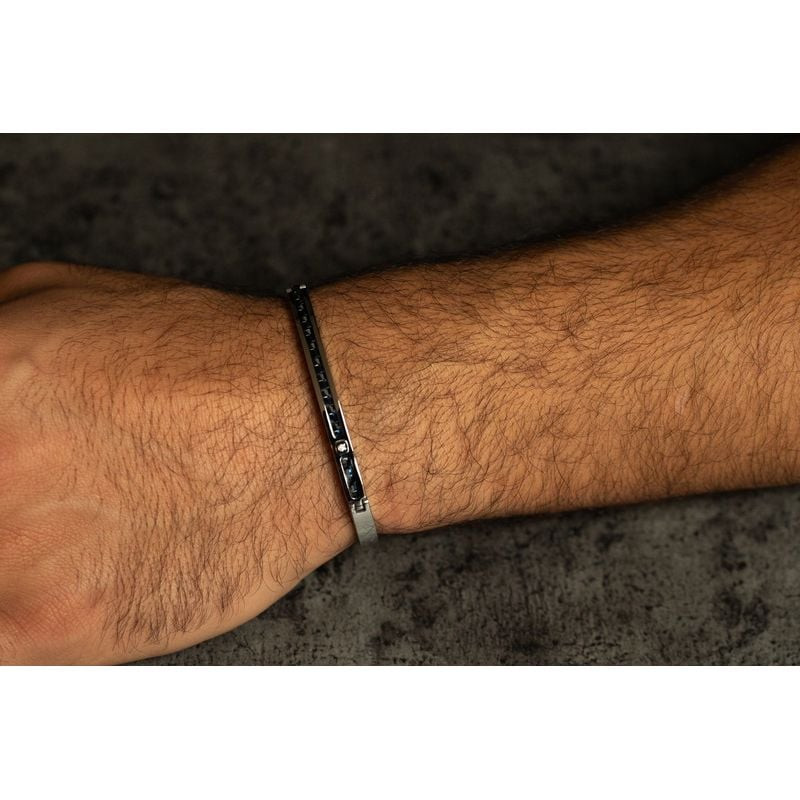 Bracelet PHEBUS en acier avec maillons à inserts bleus et un diamant au poignet d'un homme