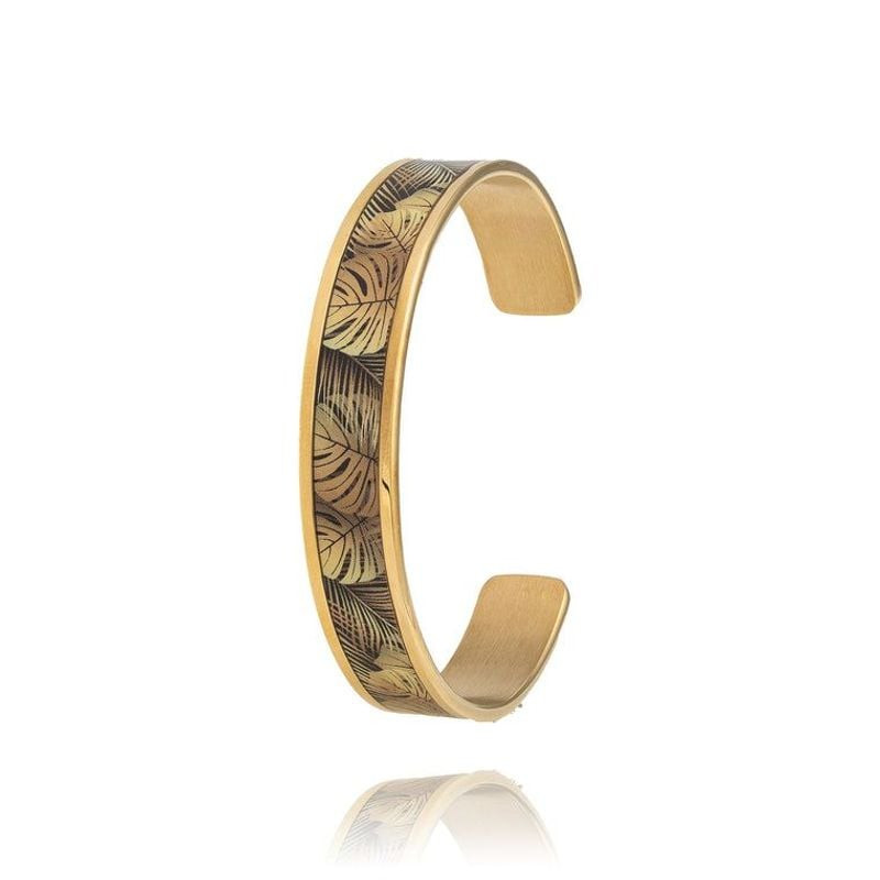 Bracelet manchette rigide ouvert doré avec motif de feuille de Monstera Deliciosa gravé, présenté de