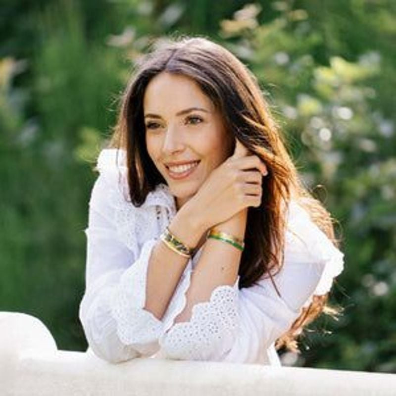 Bracelet jonc LOUISE GARDEN Soleil acier doré porté au poignet, ambiance lifestyle élégante