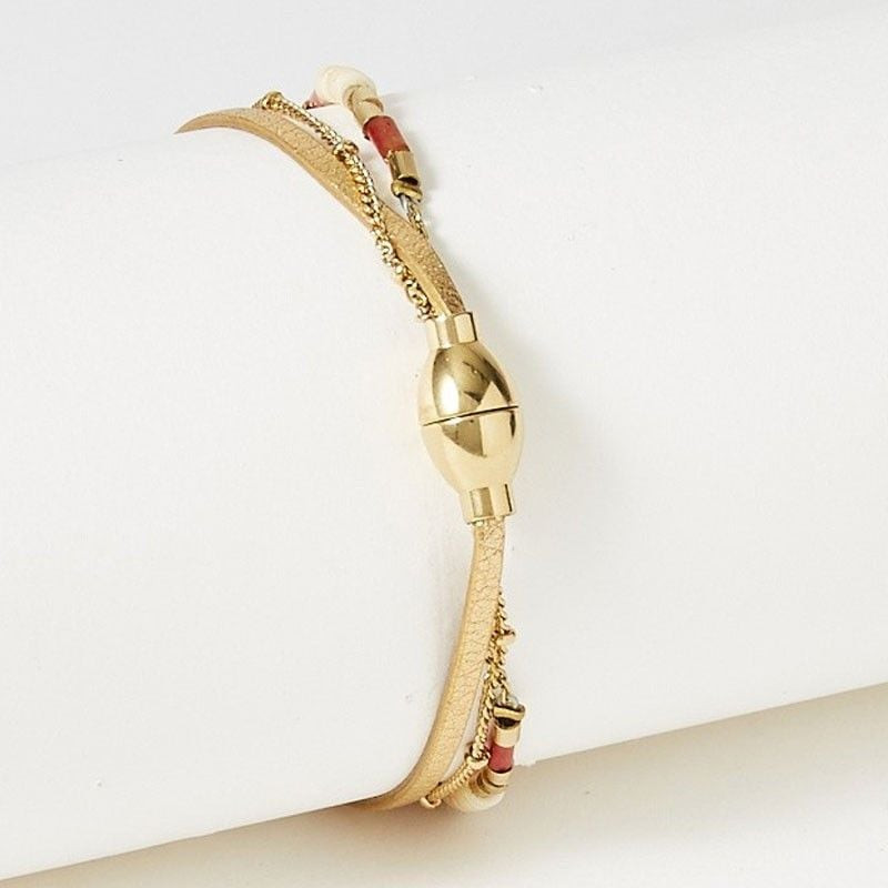 Gros plan sur le fermoir magnétique doré du bracelet Appoline sur la lanière en cuir métallisé marte