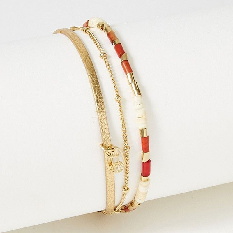 Bracelet Appoline : lanière en cuir doré martelé, fine chaîne dorée et perles Miyuki corail et blanc