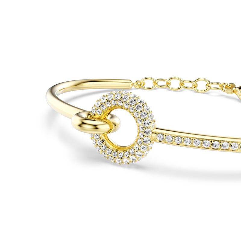 Vue macro de l'anneau de cristaux pavés Swarovski Dextera et de la charnière dorée sur fond blanc